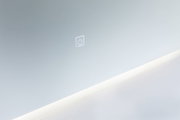 Moderner Wandspiegel mit integriertem LED-Licht und berührungsempfindlichem Ein-/Ausschalter in Weiß.