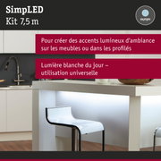 Cuisine moderne avec tabouret blanc et éclairage LED d'accent sous le comptoir