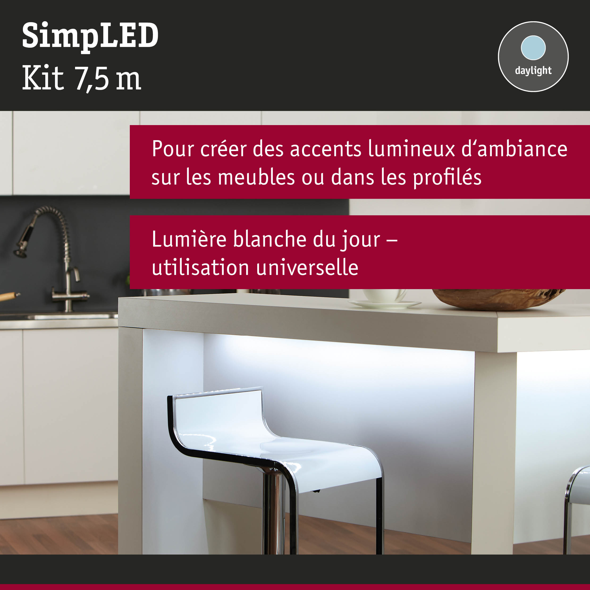 Cuisine moderne avec tabouret blanc et éclairage LED d'accent sous le comptoir