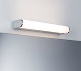 Moderne weiße LED-Wandleuchte mit chromfarbenen Endkappen über einem Spiegel für Badbeleuchtung