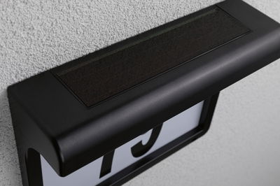 Schwarzes Hausnummernschild mit integriertem Solarpanel aus Metall für Außenbereiche