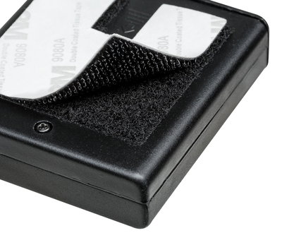 Schwarzes Kunststoffgehäuse mit Klettverschluss und 3M Klebepad für flexible Befestigung