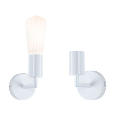 Zwei weiße Wandlampen aus Metall, eine mit beleuchtetem geripptem Glaslampenschirm, minimalistische Leuchten
