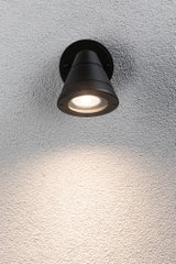 Sort udendørs væglampe i metal med varmt hvidt LED-lys på struktureret væg
