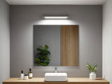 Modernes Badezimmer mit rechteckigem Spiegel und weißer LED-Wandleuchte über Holzwaschtisch