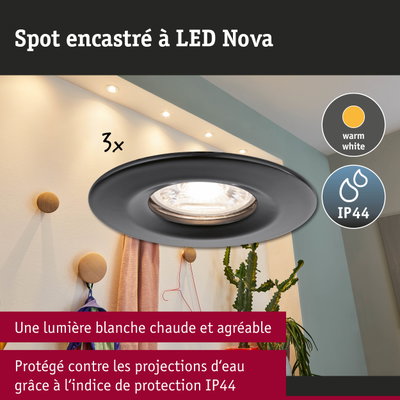 Spot encastré LED Nova noir avec lumière blanc chaud et indice de protection IP44 pour pièces humides