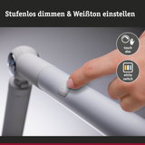 Finger tippt weißen Schalter an weißem Aluminium-Gelenkarm für dimmbare LED-Beleuchtung
