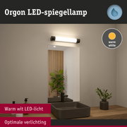 Orgon LED-spiegellamp met warm wit licht boven zwarte wastafel in moderne badkamer