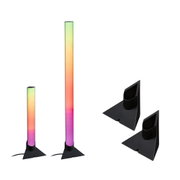 Twee meerkleurige LED-vloerlampen met zwarte voet en twee zwarte houders voor sfeerverlichting.