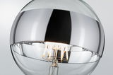 Close-up van een heldere LED-gloeilamp met zilveren coating, geschikt voor moderne verlichting