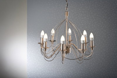 Moderner Kronleuchter aus gebürstetem Metall mit zehn warmweißen LED-Kerzenlampen für Wohnräume.
