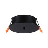 Rundes schwarzes Einbaurahmen aus Metall mit orangefarbenen Haltefedern für LED-Einbaustrahler
