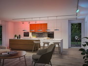Moderne keuken met houten fronten en witte metalen hanglampen, LED-plafondspots verlichten de ruimte