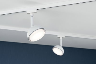 Zwei weiße LED-Strahler aus Metall an Schienensystem an der Decke für moderne Raumbeleuchtung