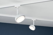 Zwei weiße LED-Strahler aus Metall an Schienensystem an der Decke für moderne Raumbeleuchtung