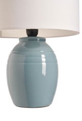 Bordlampe med blå keramisk fod og hvid stofskærm til elegant belysning i hjemmet