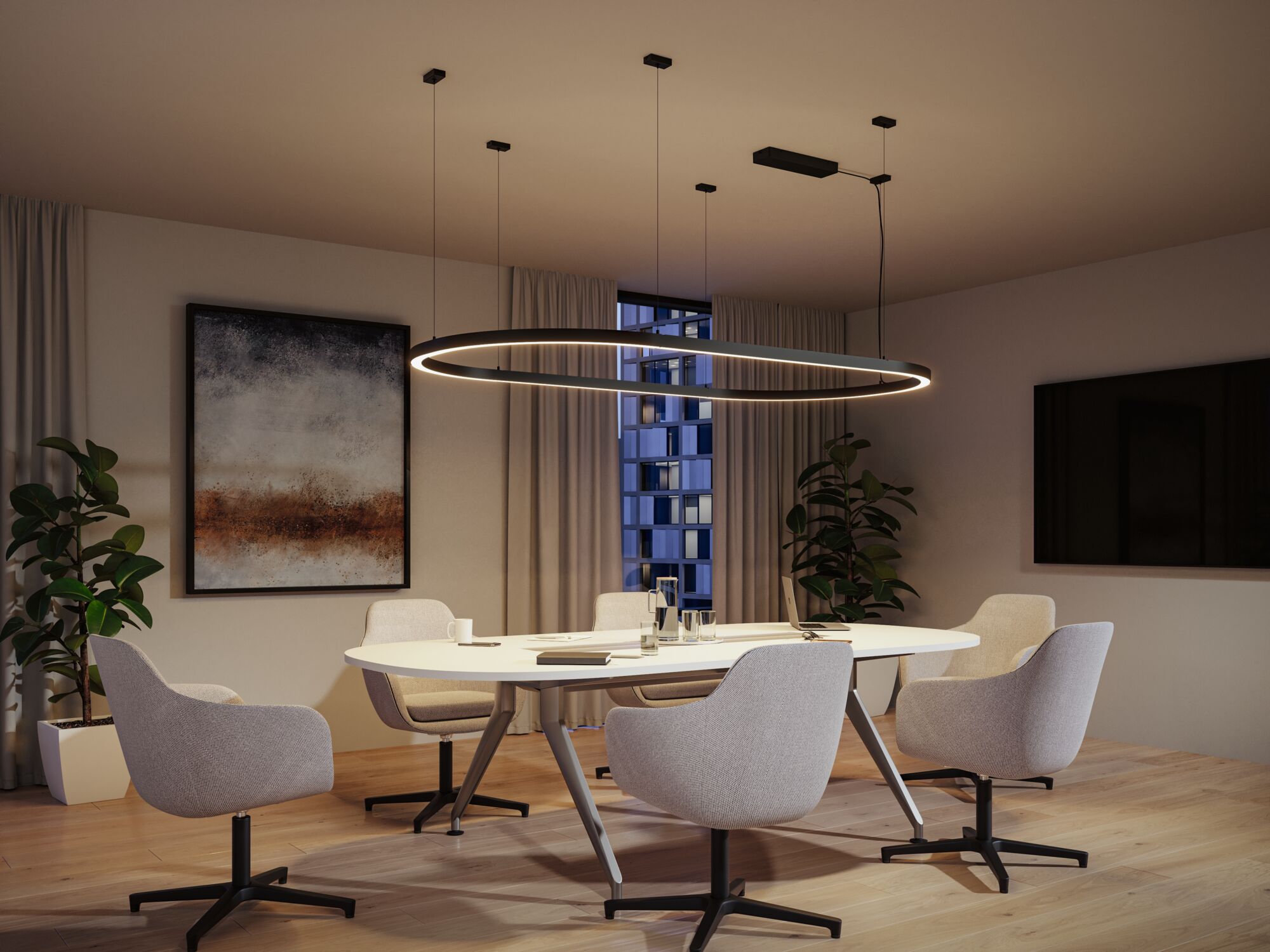 Moderne ronde zwarte LED-hanglamp boven witte vergadertafel met grijze stoelen in kantoor.