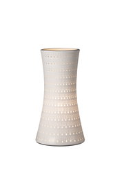 Lampe de table en céramique blanche avec motifs perforés fins et lumière chaude pour éclairage d'ambiance