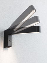 Schwarze LED-Wandleuchte aus Metall mit verstellbarem Leuchtarm für flexible Beleuchtung im Innenbereich.