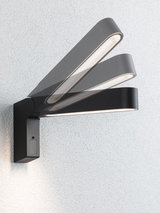 Schwarze LED-Wandleuchte aus Metall mit verstellbarem Leuchtarm für flexible Beleuchtung im Innenbereich.