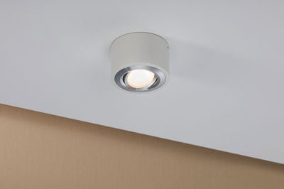 Rund hvid loftslampe med sølvkant og varmt hvidt LED-lys til moderne indendørsbelysning