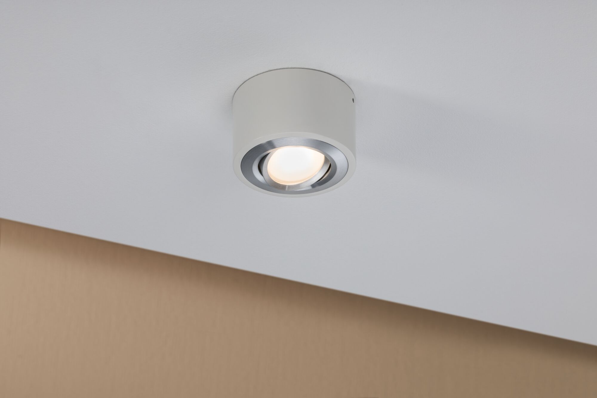 Rund hvid loftslampe med sølvkant og varmt hvidt LED-lys til moderne indendørsbelysning