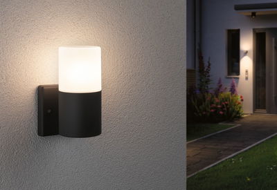 Moderne Außenwandleuchte aus schwarzem Metall mit weißem Glas, ideal für Gartenbeleuchtung.