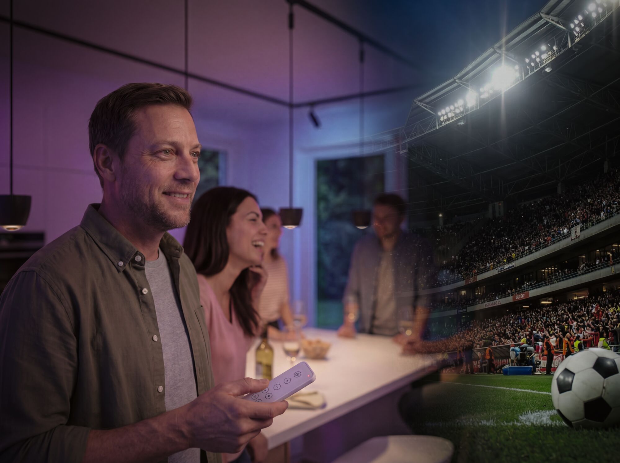 Mann steuert smarte LED-Beleuchtung mit Fernbedienung im Wohnzimmer während Fußballspiel läuft