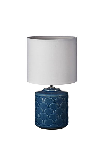Tischlampe mit blauem Keramikfuß und weißem Stoffschirm, dekorative Wohnraumbeleuchtung