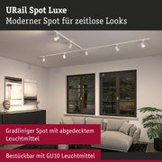 Weißer URail Spot Luxe Strahler an Decke in modernem Wohnzimmer mit großen Fenstern und grauem Sofa