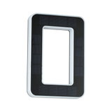 Rektangulært hvidt LED-ramme med sorte solpaneler til energieeffektiv belysning