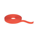Rotes Textilband aus robustem Material, aufgerollt mit einem Ende lose ausgerollt, vielseitig einsetzbar.