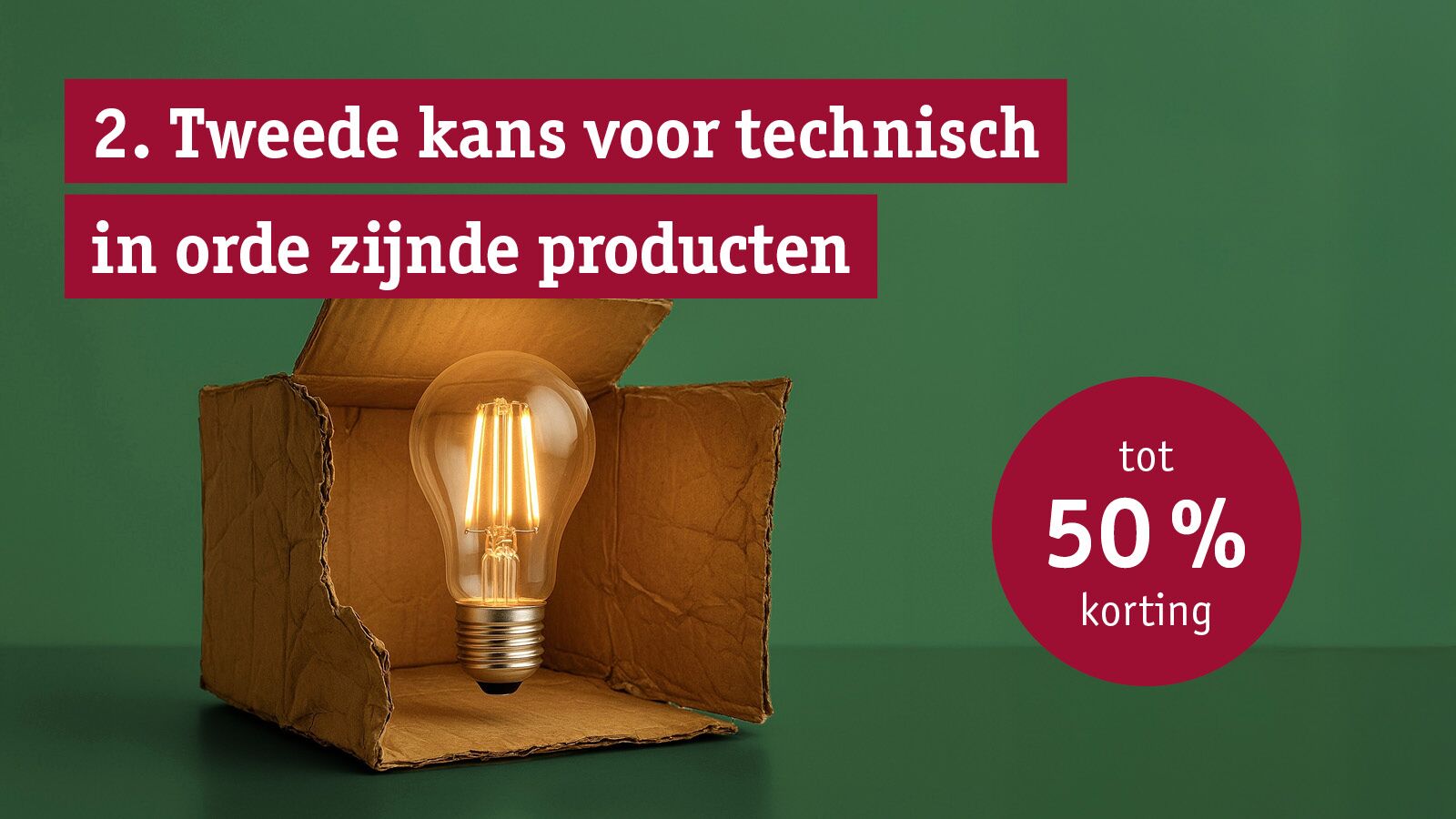 Verlichte LED-lamp in open bruine kartonnen doos op groene achtergrond met korting tot 50%