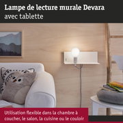 Lampe de lecture murale blanche Devara avec tablette et lumière flexible dans un salon moderne