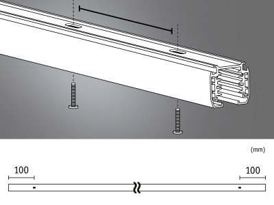 Teknisk tegning af hvidt aluminiumprofil med skruer og millimeter mål.