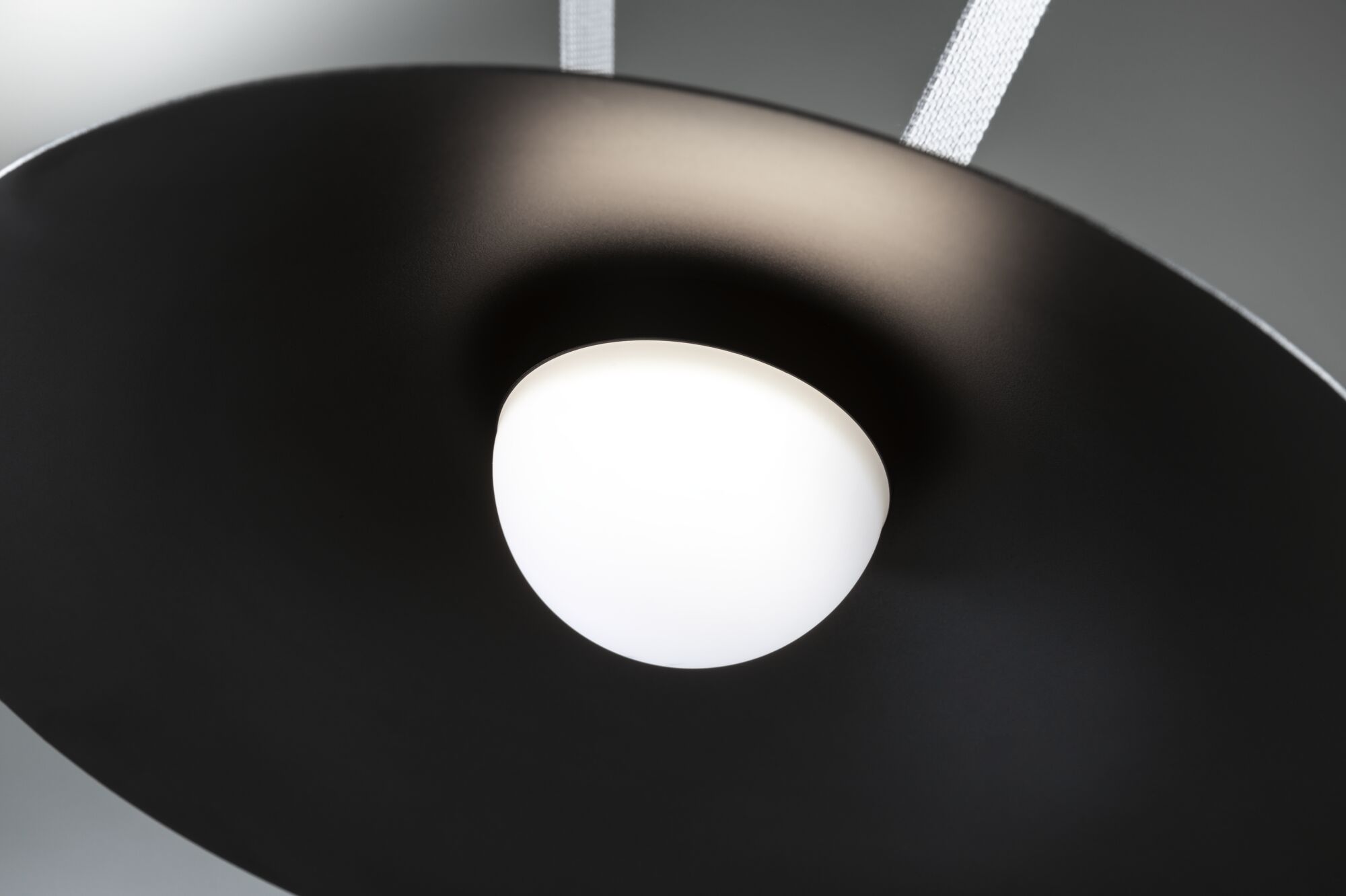 Moderne sort metalpendel med hvid glasdiffuser til stilfuld indendørs belysning