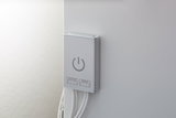 Kompakter silberner LED-Schalter mit Ein-/Aus-Symbol und weißen Kabeln für Lichtsteuerung