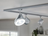Dreiflammige LED-Schiene in Silber mit dimmbaren Spots für moderne Wohnraumbeleuchtung