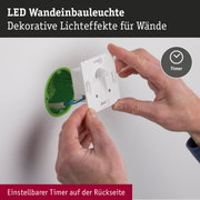 Installation einer weißen LED-Wandeinbauleuchte mit grünem Gehäuse und einstellbarem Timer