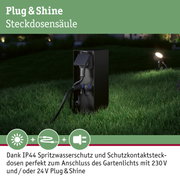 Schwarze Plug & Shine Steckdosensäule aus Metall im Garten mit IP44 Spritzwasserschutz für Außenbeleuchtung