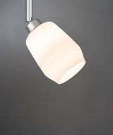 Moderner Deckenstrahler mit mattweißem Glas und silbernem Metallgehäuse für Wohnraumbeleuchtung