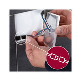 Main connectant des fils multicolores avec connecteur plastique blanc dans une ouverture murale pour éclairage LED.