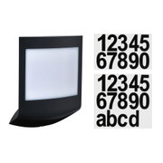 Schwarze LED-Wandleuchte mit weißem Diffusor und schwarzen Zahlen- und Buchstabenaufklebern für Hausnummern.