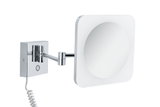 Wandgemonteerde cosmetische spiegel met verchroomde metalen arm en vierkante witte lijst voor badkamer.