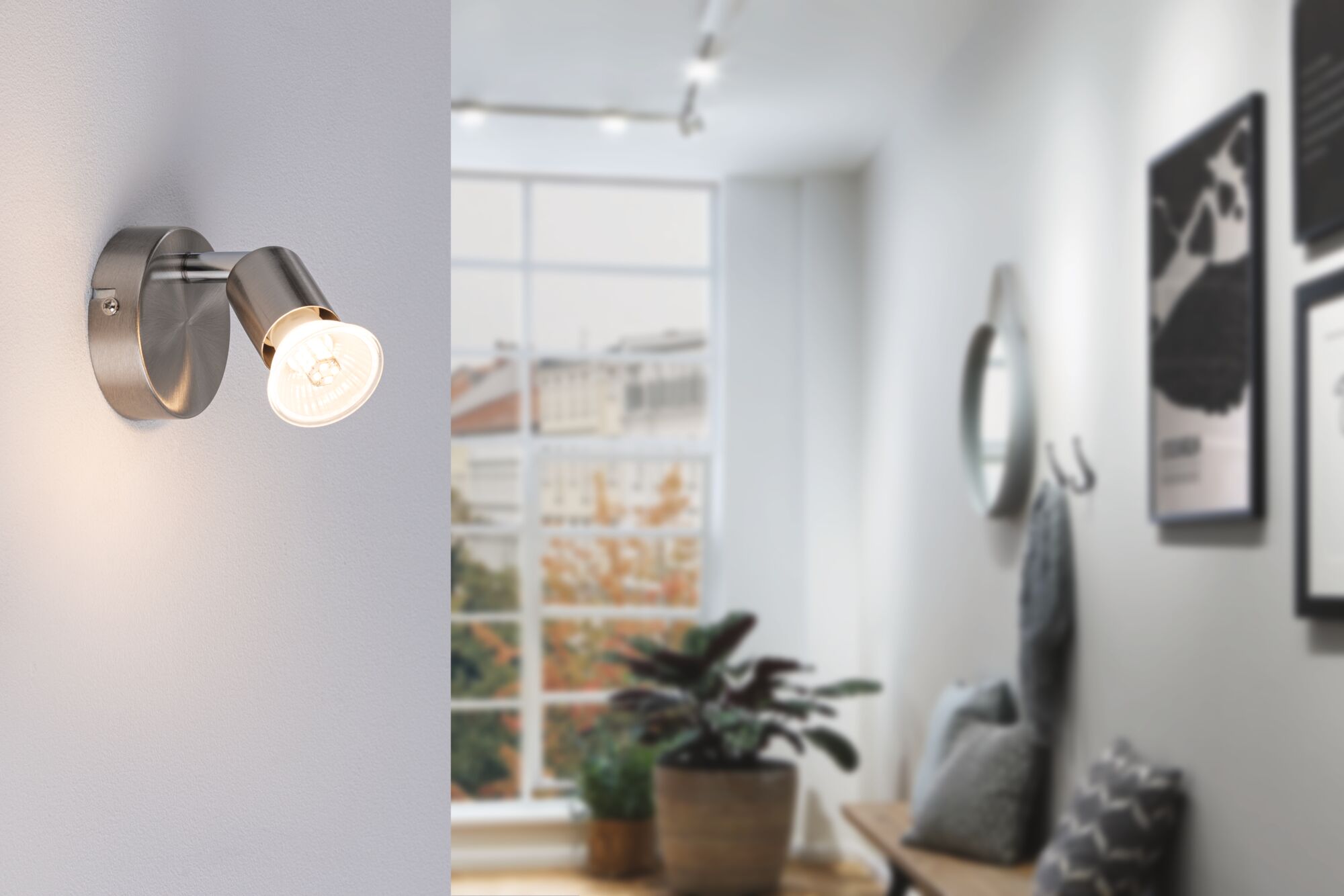 Moderner LED-Wandstrahler aus gebürstetem Metall in Silber für Wohnraumbeleuchtung
