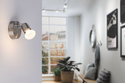 Moderne zilverkleurige LED-wandspot van geborsteld metaal voor sfeervolle verlichting