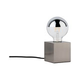 Moderne Tischlampe mit quadratischem Metallfuß und halbdurchsichtiger Glühbirne in Silber und Klar.