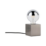 Moderne bordlampe med firkantet metalfod og halvgennemsigtig sølvpære, LED-belysning.
