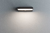 Schwarze LED-Wandleuchte mit Bewegungsmelder an grauer Wand für Außenbeleuchtung und Sicherheit