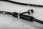 Schwarzes wasserdichtes Kabel mit Steckverbindung, spritzwassergeschützt für Outdoor-Einsatz